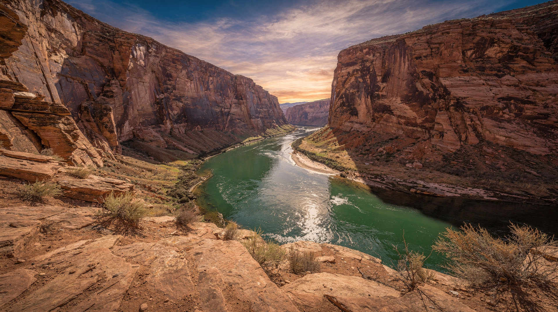 Morning walk along the Lake Powell shoreline
